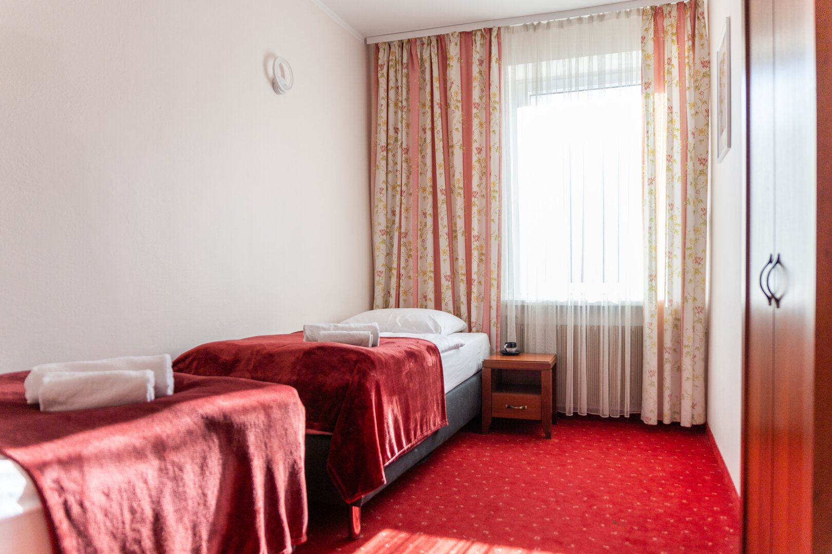 Studio trzyosobowe brzoskwiniowe